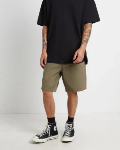 Distent Walkshorts in Cadet Green