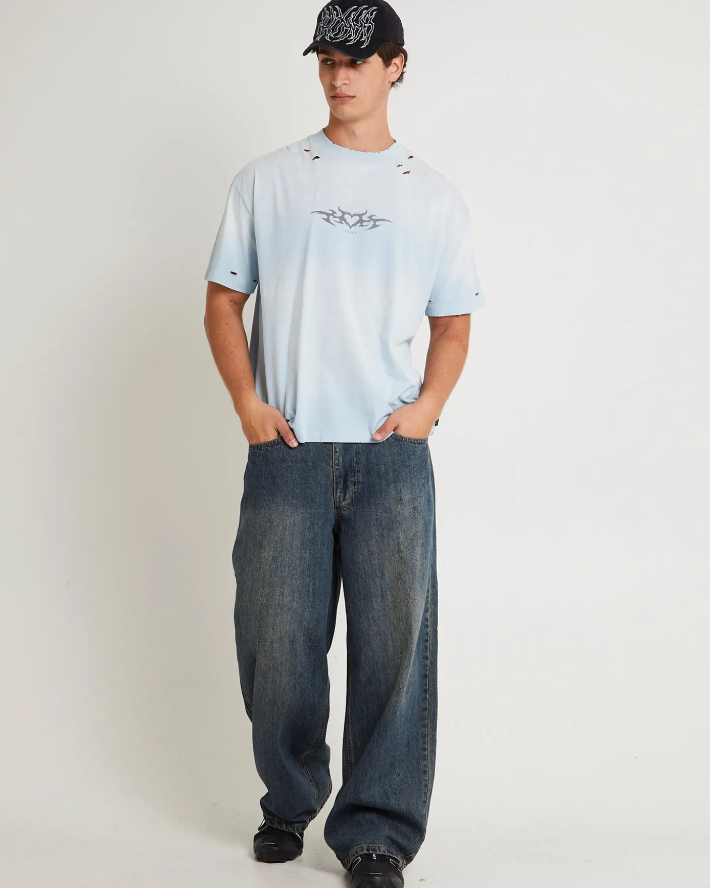 Lovelss Cropped T-Shirt